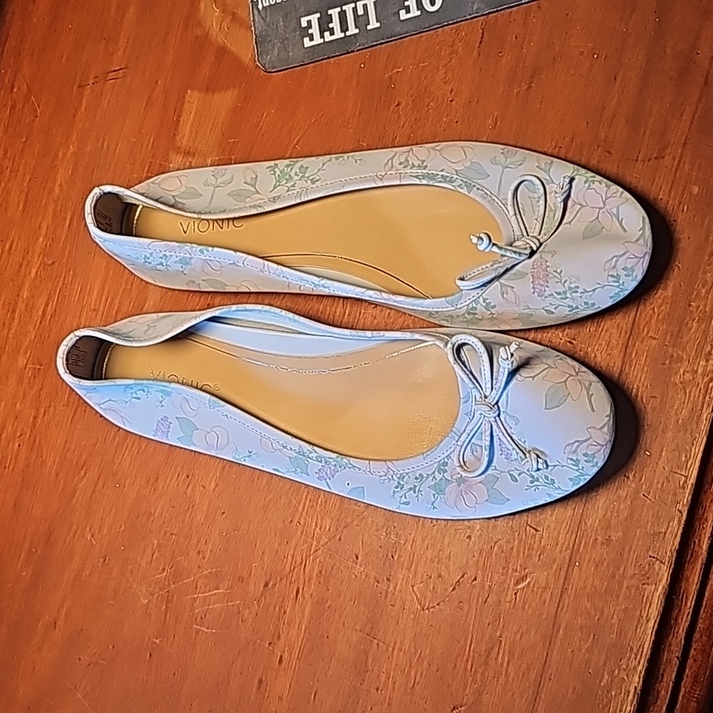 Vionic 10B ballet flats